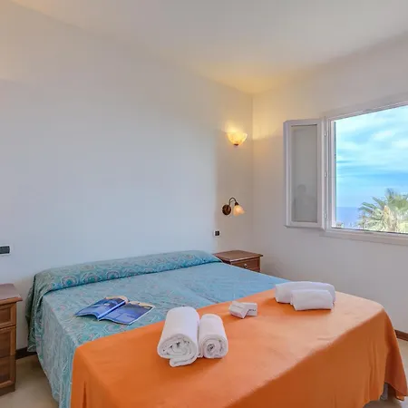 Palms - Sea View - Happy