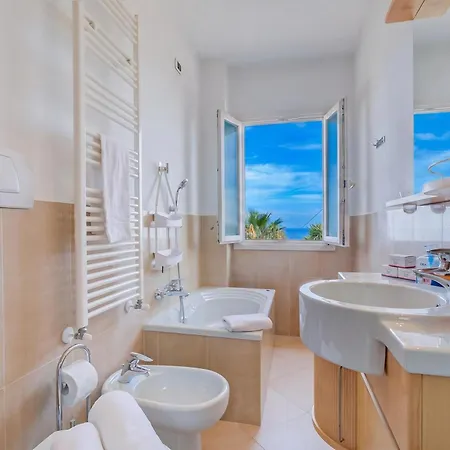 Palms - Sea View Terrace And Parking - Happy Apartmán Sanremo